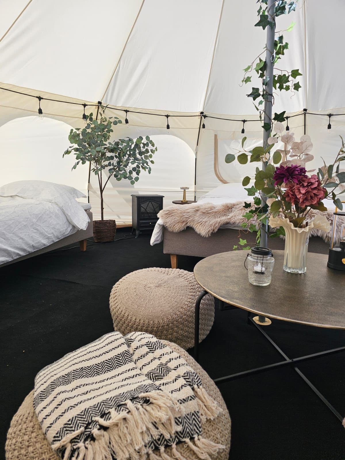 Gemütliches Glamping-Interieur