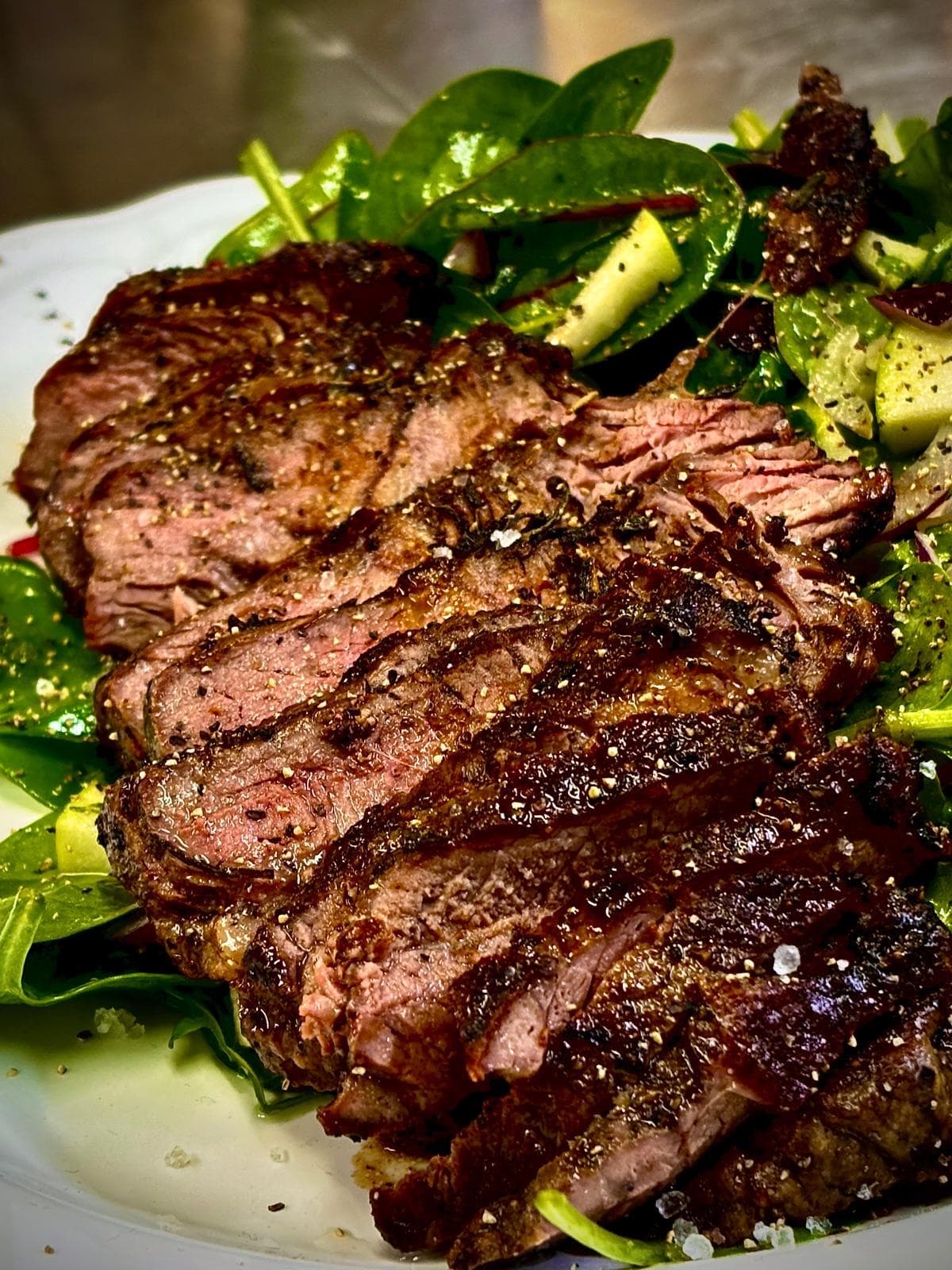 Skiveskåret grillet bøf med salat